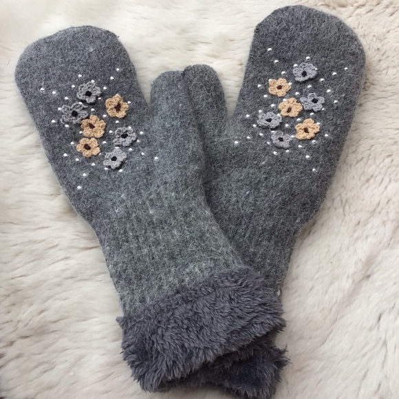 EMBELLISHED FAUX FUR LINED MITTENS - Picture 4 of 8